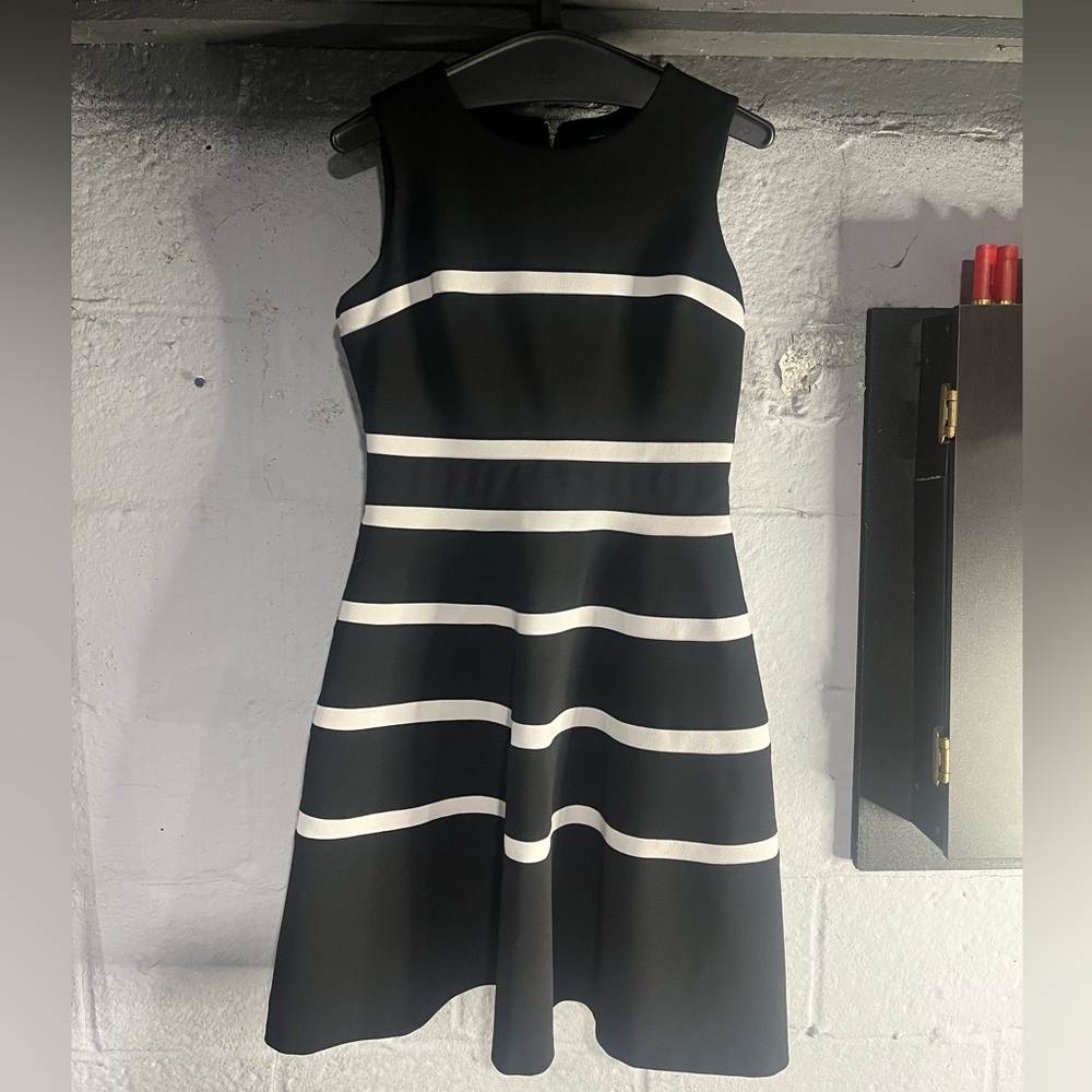 Classic fit and flare Tommy Hilfiger dress. Black and white sz 6 - Picture 5 of 5